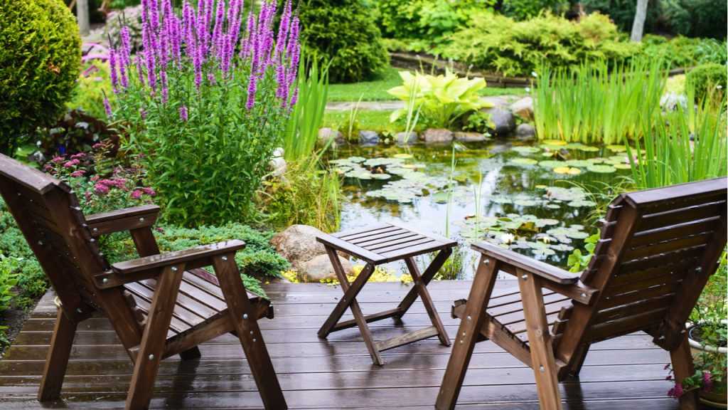 Garten mit kleinem Teich.
