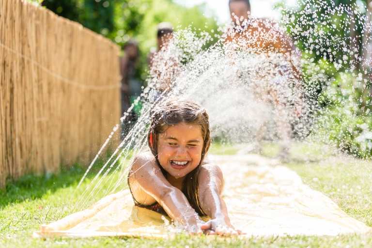 3 Wasserutschen für den Garten, die Schwimmbadfeeling nachhause bringen
