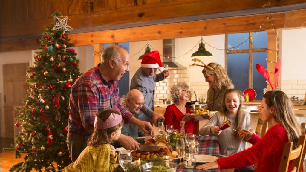 Das Weihnachtsfest findet im Kreis der Familie statt.