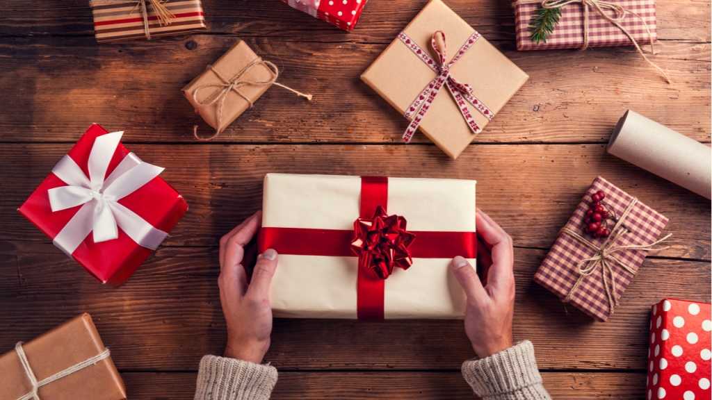 Über Gutscheine oder Geschenke freut sich jeder zu Weihnachten.