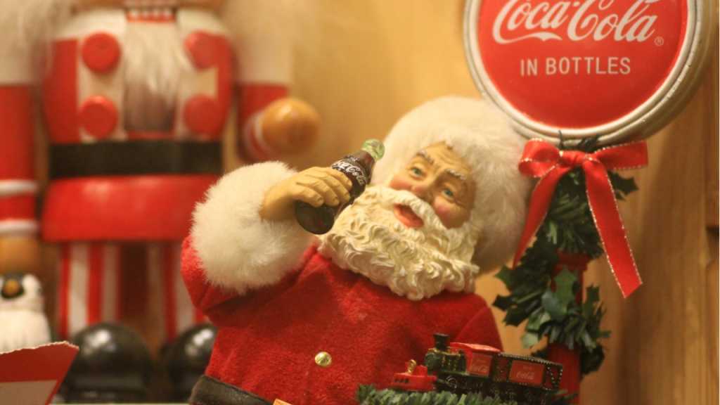 Man sagt Coca Cola hat mit seiner Werbung den Weihnachtsmann erfunden.