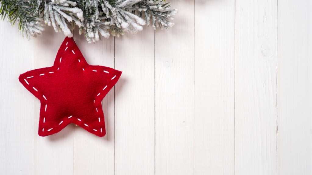 Stoffreste sind gut zum Upcycling geeignet, beispielsweise für Weihnachtsanhänger.