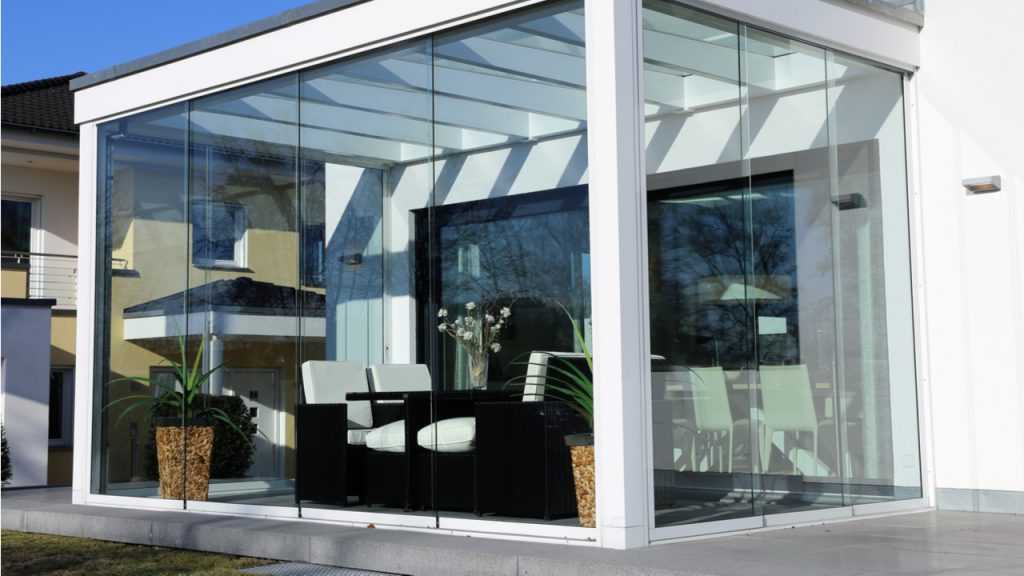 Beim Anbauen vom Wintergarten sollten Sie vor allem auf robuste Materialien achten.