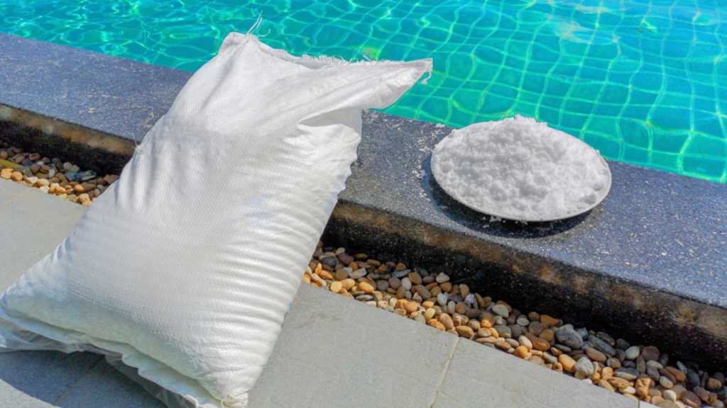 Poolsalz neben dem Pool