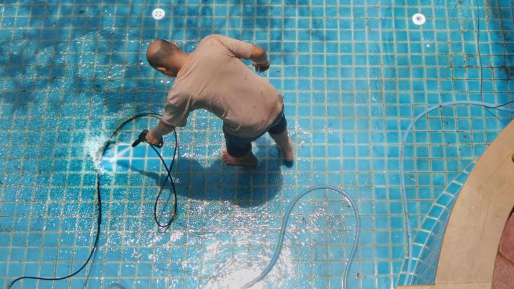 Algen im Pool 10 Tipps zur effektiven Bekämpfung