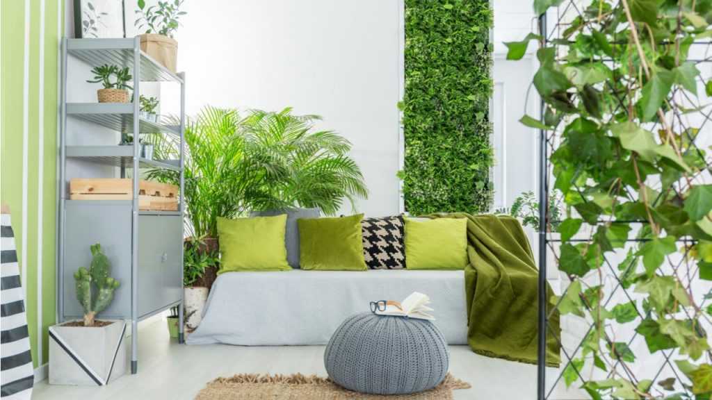 Wohnzimmer mit vertikaler Begrünung